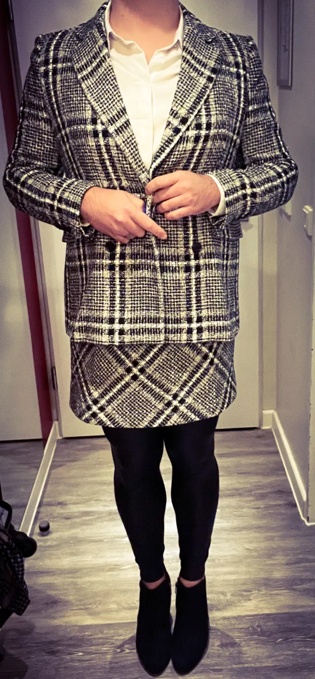 Business outfit with blazer and skirt for a hotel bar evening