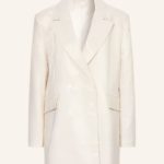 Sharp minimalist blazer, part of the 90s-inspired trend